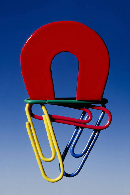 无人,拉,竖图,室内,热情,金属制品,折射,科学,金属,磁铁,回形针,拿着,红色,力量,摄影,磁场,底片,卡住,物理学,彩图,影棚拍摄