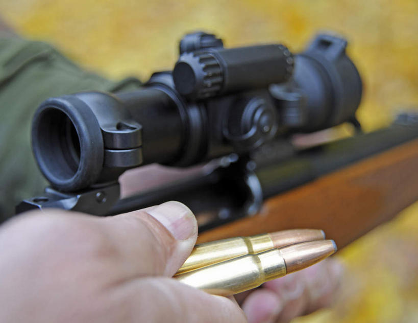 西方人,手,一个人,站,捧,横图,室外,特写,白天,正面,竞争,欧洲,欧洲人,仅一个男性,仅一个人,仅一个中年男性,对抗,朦胧,模糊,冲突,右手,破坏,站着,手部,武器,战争,损坏,攻击,威胁,对立,矛盾,兵器,防御,来福枪,敌对,挫败,斗争,抗拒,抗衡,杀伤,威慑,危险,男人,男性,中年男性,白种人,端,端着,捧着,手捧,站立,半身,彩图