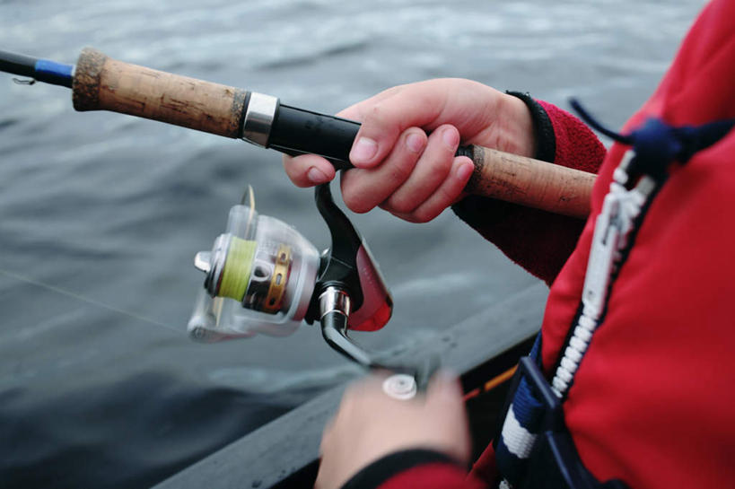 西方人,手,一个人,站,横图,俯视,室外,特写,白天,海浪,海洋,欧洲,欧洲人,仅一个男性,仅一个人,仅一个中年男性,握,浪花,拿,拿着,右手,海水,站着,手部,握着,渔具,海景,鱼线轮,卷线器,男人,男性,中年男性,白种人,大海,风浪,海,海水的波动,近岸浪,涌浪,站立,半身,彩图,高角度拍摄