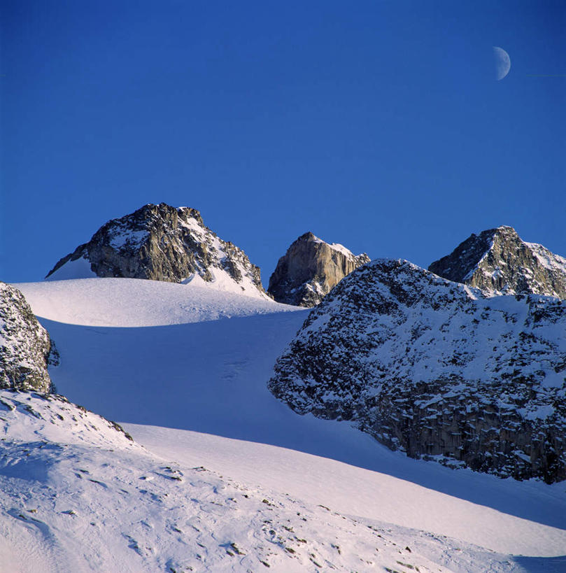 无人,竖图,室外,白天,正面,旅游,度假,石头,美景,山,雪,雪山,大雪,丹麦,欧洲,一堆,阴影,堆叠,堆积,光线,石子,影子,冰,积雪,景观,山峰,雪景,冬季,冬天,山峦,娱乐,蓝色,蓝天,天空,阳光,自然,天,享受,休闲,景色,放松,寒冷,堆,冰冷,自然风光,北欧,格陵兰,格陵兰岛,严寒,丹麦王国,冰凉,酷寒,凛冽,凛凛,极冷,石块,岩石,彩图