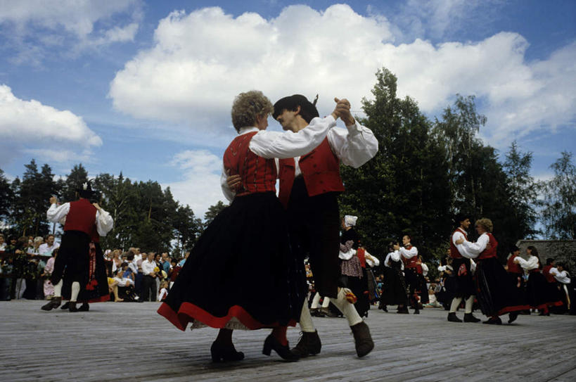 西方人,抱,横图,室外,白天,侧面,民族服装,裙子,跳舞,植物,地板,欧洲,欧洲人,阴影,光线,影子,云,云朵,地面,许多人,云彩,木地板,树,树木,蓝色,绿色,白云,蓝天,天空,阳光,自然,天,一群人,短裙,服饰,生长,晴朗,成长,抱着,半身裙,搂着,舞姿,欧洲文化,苏格兰短裙,男人,男性,女人,女性,中年男性,中年女性,白种人,晴空,搂,搂抱,彩图,全身,传统服装,民俗服,舞蹈