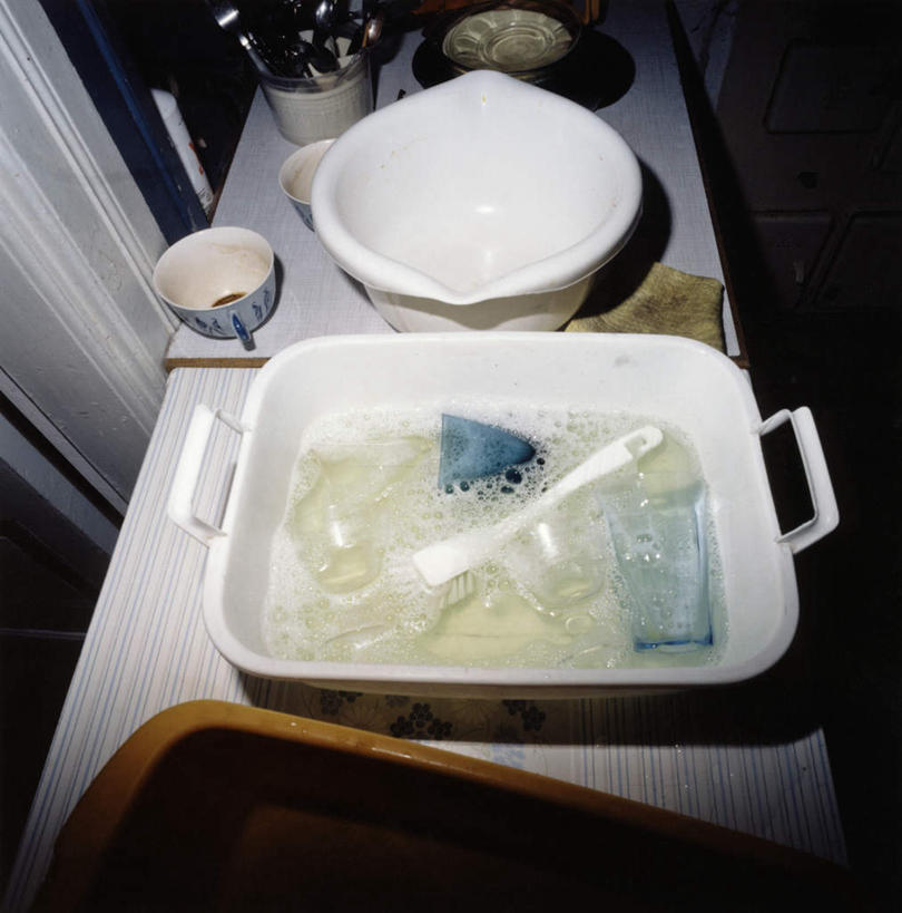 无人,竖图,俯视,室内,白天,餐桌,桌子,餐具,一排,阴影,整齐,光线,碟子,盘,影子,勺子,陶瓷,灯光,陶瓷制品,排列,盘子,容器,调羹,碟,汤匙,碗,餐台,储藏,放置,搁置,安排,储存,队列,荡涤,洗濯,清洗,彩图,高角度拍摄,贮存