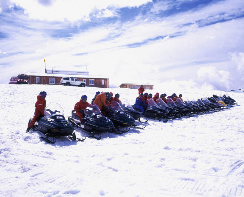 西方人,坐,横图,室外,白天,侧面,旅游,度假,冰山,美景,山,雪,大雪,欧洲,欧洲人,一排,许多,覆盖,阴影,整齐,并列,并排,光线,影子,冰,积雪,景观,山峰,雪景,云,云朵,冬季,冬天,山峦,很多,许多人,痕迹,云彩,注视,娱乐,运动器械,冰川,排列,蓝色,白云,蓝天,天空,阳光,自然,天,观察,看,一群人,享受,休闲,健身器械,景色,放松,寒冷,晴朗,观看,滑雪鞋,察看,冰冷,队列,关注,自然风光,健身器材,冰河,平行,滑雪装备,滑雪车,遮盖,严寒,冰凉,酷寒,凛冽,凛凛,极冷,笼罩,陈迹,笼盖,男人,男性,中年男性,白种人,晴空,坐着,彩图,全身,运动器材