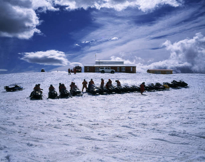 西方人,坐,横图,室外,白天,正面,旅游,度假,冰山,美景,山,雪,大雪,欧洲,欧洲人,一排,许多,覆盖,阴影,整齐,并列,并排,光线,影子,冰,积雪,景观,山峰,雪景,云,云朵,冬季,冬天,山峦,很多,许多人,痕迹,云彩,注视,娱乐,运动器械,冰川,排列,蓝色,白云,蓝天,天空,阳光,自然,天,观察,看,一群人,享受,休闲,健身器械,景色,放松,寒冷,晴朗,观看,滑雪鞋,察看,冰冷,队列,关注,自然风光,健身器材,冰河,平行,滑雪装备,滑雪车,遮盖,严寒,冰凉,酷寒,凛冽,凛凛,极冷,笼罩,陈迹,笼盖,男人,男性,中年男性,白种人,晴空,坐着,彩图,全身,运动器材