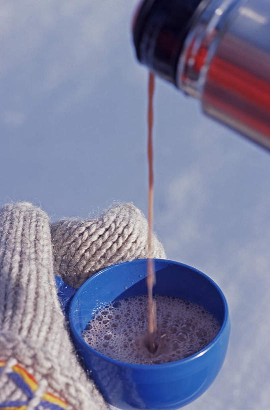 西方人,手,一个人,竖图,俯视,室外,特写,白天,雪,大雪,杯子,欧洲,欧洲人,仅一个年轻女性,仅一个女性,仅一个人,一堆,握,阴影,堆叠,堆积,朦胧,模糊,装饰,光线,瓷器,壶,影子,积雪,雪景,冬季,冬天,食品,糖,糖果,甜点,甜品,咖啡杯,陶瓷制品,拿,拿着,注视,水壶,食物,饮料,一个,阳光,茶壶,手套,甜食,巧克力,观察,看,温暖,手部,寒冷,握着,倾倒,单个,观看,朱古力,堆,保暖,华丽,点缀,察看,御寒,关注,瓷杯,衬托,美观,雅致,雅观,严寒,年轻女性,女人,女性,白种人,半身,彩图,高角度拍摄