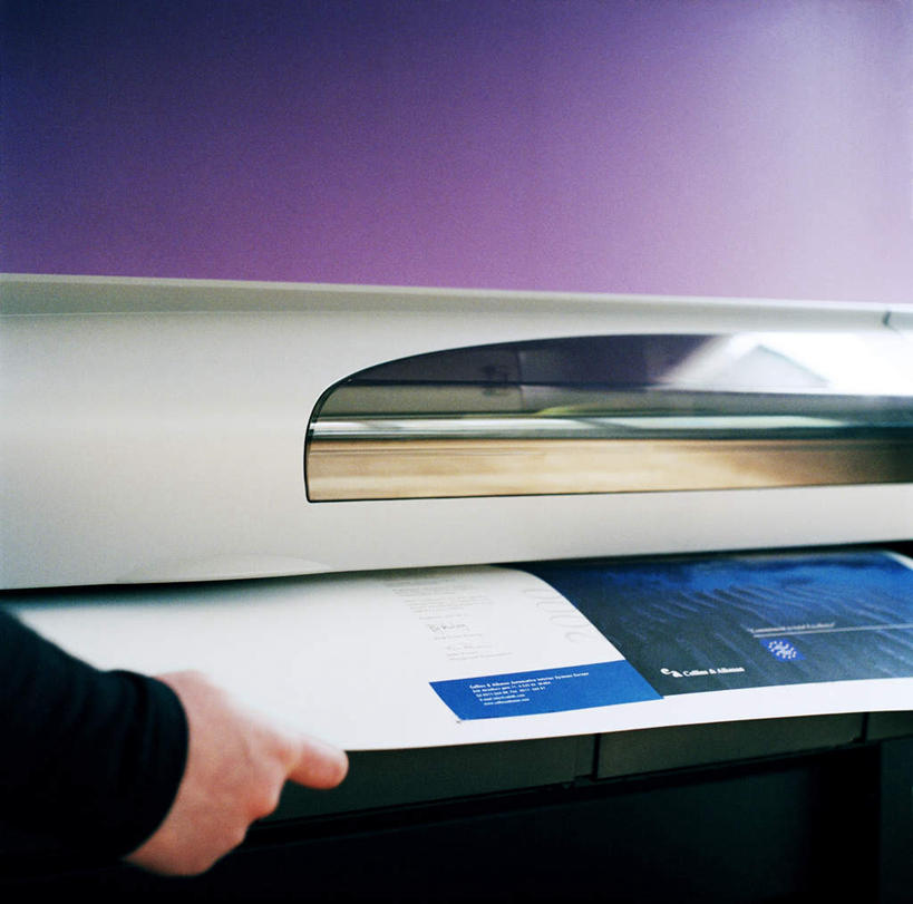 西方人,手,一个人,站,横图,俯视,室内,特写,白天,打印机,欧洲,欧洲人,仅一个男性,仅一个人,握,朦胧,模糊,英文,标志,材料,档案,文件,文字,字符,字母,办公用品,拿,拿着,注视,右手,标识,仅一个年轻男性,一个,资料,观察,看,站着,手部,握着,单个,观看,英文字母,办公设备,察看,关注,文档,输出设备,男人,男性,年轻男性,白种人,站立,半身,彩图,高角度拍摄,打印