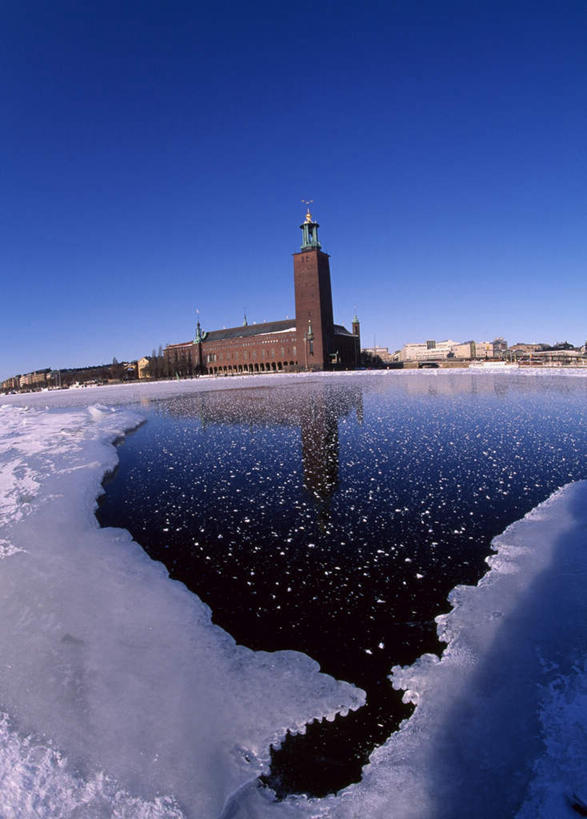 无人,高楼大厦,竖图,室外,白天,正面,度假,湖,湖泊,美景,水,雪,大雪,城市风光,城市,大厦,建筑,摩天大楼,瑞典,欧洲,阴影,光线,影子,冰面,湖面,积雪,景观,水流,水面,雪景,冬季,冬天,娱乐,蓝色,蓝天,天空,阳光,湖水,天,享受,休闲,景色,放松,寒冷,晴朗,斯堪的纳维亚,北欧,斯堪的纳维亚半岛,万里无云,严寒,瑞典王国,晴空,晴空万里,彩图,大楼,高层建筑,高楼,摩天楼