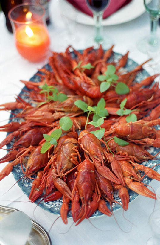 无人,竖图,俯视,室外,特写,白天,杯子,蜡烛,一堆,许多,阴影,堆叠,堆积,光线,高脚杯,火焰,影子,烛光,陶瓷,陶瓷制品,红酒杯,很多,燃烧,玻璃制品,红色,盘子,酒杯,容器,碗,点燃,小龙虾,储藏,堆,储存,淡水小龙虾,红螯虾,克氏原螯虾,剌蛄,玻璃杯,彩图,高角度拍摄,贮存