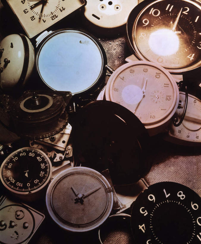 无人,竖图,俯视,室内,白天,闹钟,一堆,许多,废弃,阴影,堆叠,堆积,生锈,时间,光线,时钟,影子,垃圾,计时,阳光,钟表,表,堆,腐蚀,侵蚀,腐化,废除,锈迹斑斑,钟,彩图,高角度拍摄