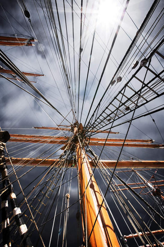 帆船,无人,竖图,室外,白天,仰视,旅游,度假,美景,船,一艘,景观,乌云,云,阴天,云朵,云彩,娱乐,天空,自然,绳子,交通工具,天,享受,休闲,线绳,景色,放松,绳索,舵,昏暗,阴沉,自然风光,载具,帆樯,桅竿,彩图,低角度拍摄