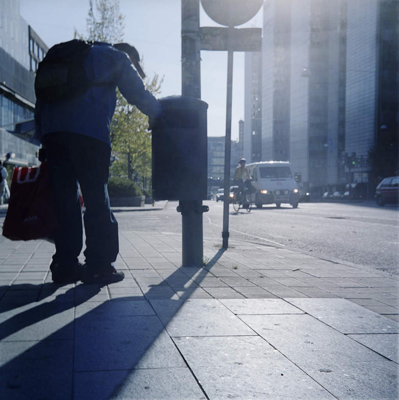 西方人,一个人,高楼大厦,站,竖图,室外,白天,度假,美景,植物,城市风光,标志建筑,城市,大厦,道路,地标,建筑,路,摩天大楼,公路,汽车,瑞典,欧洲,欧洲人,仅一个男性,仅一个人,一辆,弯腰,阴影,光线,包,影子,景观,云,云朵,交通,拿,云彩,旅行包,拿着,娱乐,建设,车,树,树木,仅一个年轻男性,背面,蓝色,绿色,白云,蓝天,天空,阳光,背包,信箱,行李箱,交通工具,轿车,天,站着,享受,休闲,景色,放松,生长,成长,斯堪的纳维亚,载具,北欧,斯堪的纳维亚半岛,弯身,旅游包,瑞典王国,男人,男性,年轻男性,白种人,马路,站立,彩图,全身,大楼,高层建筑,高楼,摩天楼,双肩包
