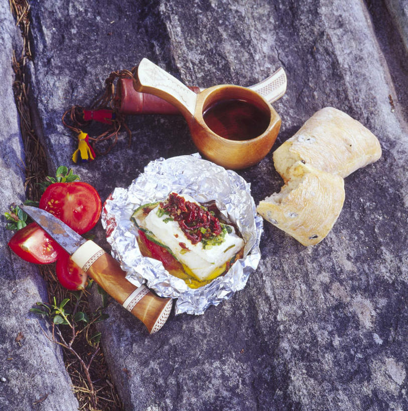 点心,面包,无人,竖图,俯视,室外,白天,草地,草坪,石头,美景,植物,西红柿,餐具,一堆,切开,阴影,堆叠,堆积,形状,粗糙,平静,光线,工具,石子,影子,景观,泥土,土壤,食品,面点,刀具,草,食物,糕点,绿色,阳光,自然,刀,切,景色,安静,高低,锡纸,堆,宁静,凹凸,毛糙,静谧,自然风光,餐刀,剖面,切面,沉静,形态,外形,恬静,安祥,僻静,清静,太平,石块,岩石,番茄,彩图,高角度拍摄,粗拙