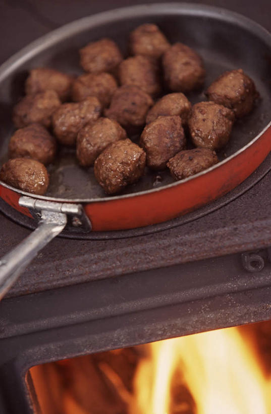 无人,竖图,俯视,室内,特写,白天,烹饪,西餐,热情,厨具,火,火焰,肉,料理,食品,燃烧,猪肉,菜肴,美食,肉类,食物,西式,佳肴,煎锅,肉食,豚肉,储藏用具,彩图,高角度拍摄