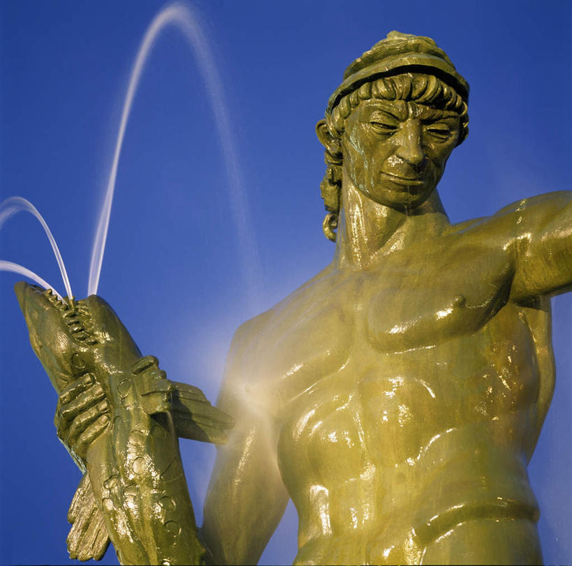 西方人,一个人,无人,站,横图,室外,白天,仰视,旅游,度假,喷泉,雕塑,欧洲,欧洲人,仅一个男性,仅一个人,仅一个中年男性,倒,握,阴影,艺术,装饰,光线,雕刻,雕像,影子,景观,拿,拿着,文化,娱乐,黄色,蓝色,蓝天,天空,阳光,工艺品,天,品味,站着,享受,休闲,放松,握着,倾倒,晴朗,纪念,美术,主题,水景,陈列,万里无云,一尊,功能,美学,美观,男人,男性,中年男性,白种人,设计,晴空,晴空万里,站立,半身,彩图,低角度拍摄