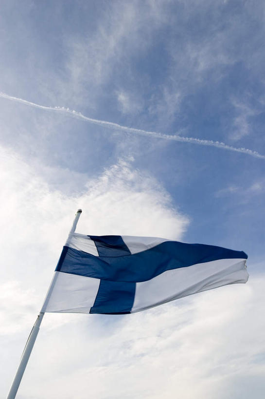 无人,竖图,室外,白天,仰视,旗帜,国旗,欧洲,芬兰,一面,阴影,光线,影子,云,云朵,云彩,蓝色,白云,蓝天,天空,阳光,天,北欧,芬兰共和国,旗,彩图,低角度拍摄