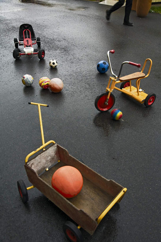 西方人,一个人,游乐园,走,竖图,俯视,室外,白天,旅游,度假,游戏,足球,游乐场,玩具,欧洲,欧洲人,仅一个男性,仅一个人,一辆,许多,阴影,光线,标志,数字,文字,影子,字符,足球装备,很多,玩,注视,娱乐,标识,运动器械,车,仅一个年轻男性,阳光,童车,观察,看,享受,休闲,健身器械,放松,益智,阿拉伯数字,观看,活动,察看,关注,消遣,载具,健身器材,蹴鞠,乐园,折叠童车,足球运动,男人,男性,年轻男性,白种人,步行,散步,玩耍,嬉戏,走路,半身,彩图,高角度拍摄,运动器材