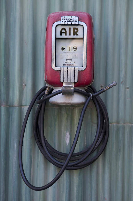 无人,竖图,室外,特写,白天,正面,吊挂,悬挂,塑料,挂,水管,一个,红色,黑色,塑料制品,加油站,单个,卷,软管,气泵,彩图