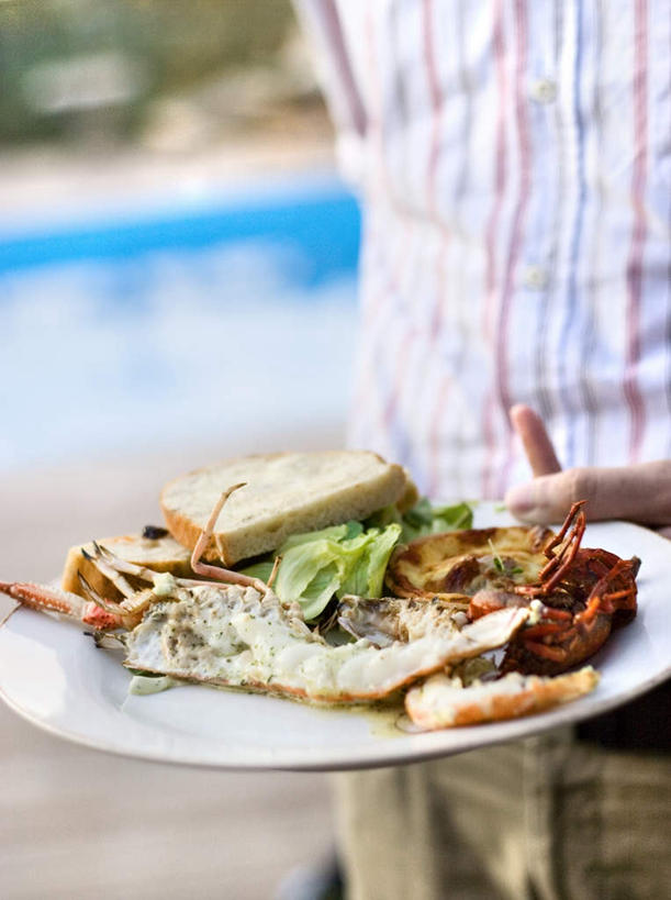 点心,海鲜,面包,龙虾,西方人,一个人,竖图,俯视,室外,白天,衬衫,餐具,欧洲,欧洲人,仅一个男性,仅一个人,一堆,握,阴影,堆叠,堆积,丰富,朦胧,模糊,光线,碟子,盘,影子,虾,食品,面点,丰盛,拿,拿着,水产,海洋生物,食物,糕点,仅一个年轻男性,阳光,盘子,碟,握着,堆,水生动物,海产品,水生物,海底动物,丰硕,丰厚,富厚,厚实,男人,男性,年轻男性,白种人,半身,彩图,高角度拍摄,衬衣