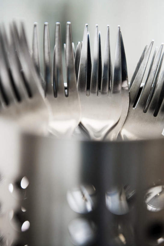 无人,竖图,室内,特写,白天,正面,厨房,餐具,金属制品,一堆,阴影,堆叠,堆积,朦胧,模糊,光线,金属,材料,叉子,影子,灯光,堆,餐叉,质料,进餐用具,彩图,灶间