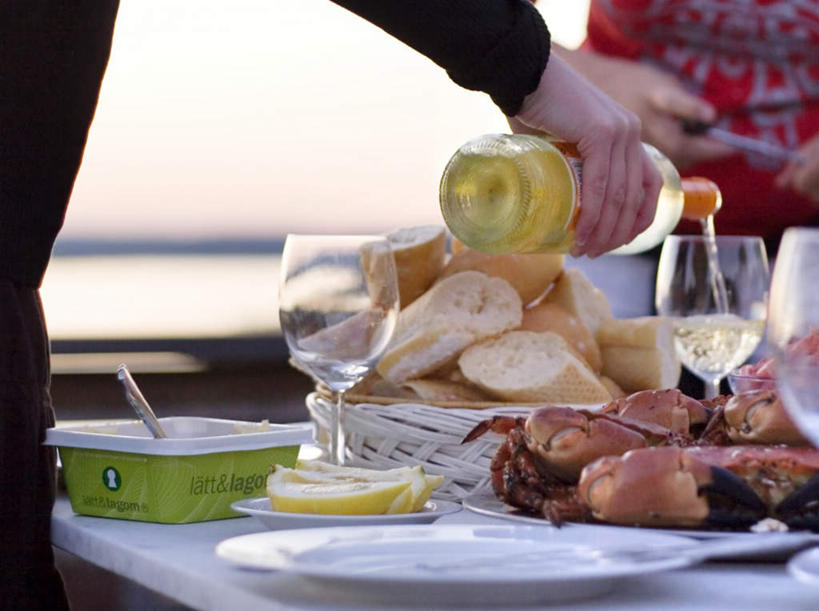 点心,面包,红酒,葡萄酒,西方人,手,两个人,站,交叉,横图,室外,白天,正面,衬衫,西装,竹子,杯子,欧洲,欧洲人,握,竹制,套装,服装,正装,编织,高脚杯,篮子,陶瓷,食品,面点,领带,陶瓷制品,红酒杯,白葡萄酒,酒类,拿,拿着,注视,休闲装,职业装,玻璃制品,酒,食物,糕点,饮料,衣服,酒杯,容器,竹篮,碗,观察,看,站着,休闲,手部,休闲服,握着,服饰,观看,小龙虾,储藏,竹条,交织,察看,一瓶,竹制品,储存,关注,淡水小龙虾,红螯虾,克氏原螯虾,剌蛄,穿插,男人,男性,女人,女性,中年男性,中年女性,白种人,玻璃杯,站立,半身,彩图,衬衣,贮存