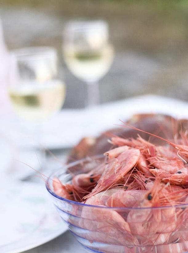 红酒,葡萄酒,无人,竖图,室外,特写,白天,正面,静物,杯子,一堆,许多,堆叠,堆积,朦胧,模糊,高脚杯,陶瓷,陶瓷制品,红酒杯,白葡萄酒,酒类,很多,一杯,玻璃制品,酒,饮料,酒杯,容器,碗,小龙虾,储藏,堆,储存,淡水小龙虾,红螯虾,克氏原螯虾,剌蛄,玻璃杯,彩图,贮存