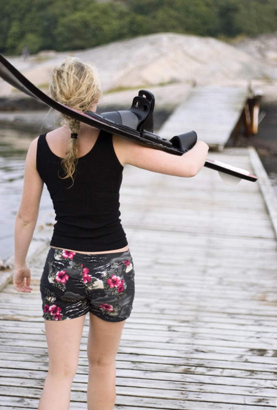 西方人,一个人,码头,走,竖图,室外,白天,石头,植物,地板,港口,欧洲,欧洲人,仅一个年轻女性,仅一个女性,仅一个人,握,阴影,服装,光线,石子,影子,地面,拿,拿着,注视,休闲装,木地板,树,树木,背面,衣服,绿色,阳光,自然,观察,看,扛,休闲,休闲服,握着,服饰,生长,成长,观看,察看,关注,滑水板,扛在肩上,年轻女性,女人,女性,白种人,石块,岩石,步行,散步,走路,半身,彩图,摆渡口,埠头,渡口,渡头,港湾,海港,货运码头,口岸,商港