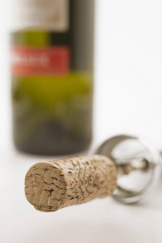 红酒,葡萄酒,无人,竖图,室内,特写,白天,白色背景,正面,阴影,朦胧,模糊,光线,开瓶器,木塞,影子,灯光,软木塞,酒类,开瓶,酒,饮料,一个,红葡萄酒,摄影,影棚,单个,一瓶,开启,保存,密封,启瓶器,瓶启,彩图,影棚拍摄,拍摄,酒具