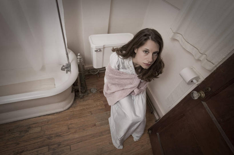 西方人,一个人,家,坐,横图,俯视,室内,白天,别墅,地板,家具,门,卫生间,洗手间,浴室,装修,建筑,欧洲,欧式,欧洲人,仅一个女性,仅一个人,阴影,服装,装饰,光线,影子,房屋,墙,屋子,公寓,地面,豪华,注视,建设,现代,装潢,洋房,楼房,木地板,墙壁,墙面,住宅,衣服,白色,阳光,门框,室内装潢,看,仅一个中年女性,服饰,抽水马桶,失望,样板房,明亮,舒适,家居装潢,绝望,衣着,穿着,关注,房屋设计,地中海风格,古典风格,简约风格,室内设计,宽敞,样板房装潢,悲哀,衣饰,悲痛,悲恸,女人,女性,中年女性,白种人,设计,厕所,淋浴房,抬头,仰头,坐着,彩图,高角度拍摄,全身,冲凉房,房子,沐浴间,沐浴室