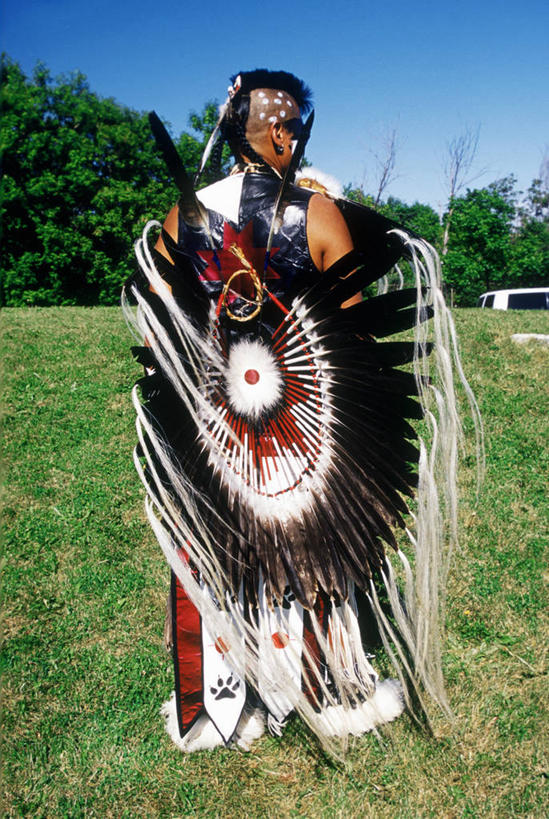 西方人,一个人,站,竖图,室外,白天,正面,化妆,美容,旅游,度假,草地,草坪,美景,植物,欧洲,加拿大,欧洲人,仅一个男性,仅一个人,护肤,阴影,服装,装饰,光线,影子,景观,扭头,注视,休闲装,娱乐,传统,草,树,树木,仅一个年轻男性,衣服,蓝色,绿色,蓝天,天空,阳光,自然,天,观察,看,站着,转头,保养,享受,休闲,休闲服,景色,放松,夸张,保健,服饰,生长,晴朗,成长,观看,华丽,修饰,点缀,察看,北美,北美洲,关注,自然风光,美洲,养颜,万里无云,北亚美利加洲,亚美利加洲,衬托,美观,雅致,雅观,夸大,男人,男性,年轻男性,白种人,晴空,晴空万里,站立,彩图,全身