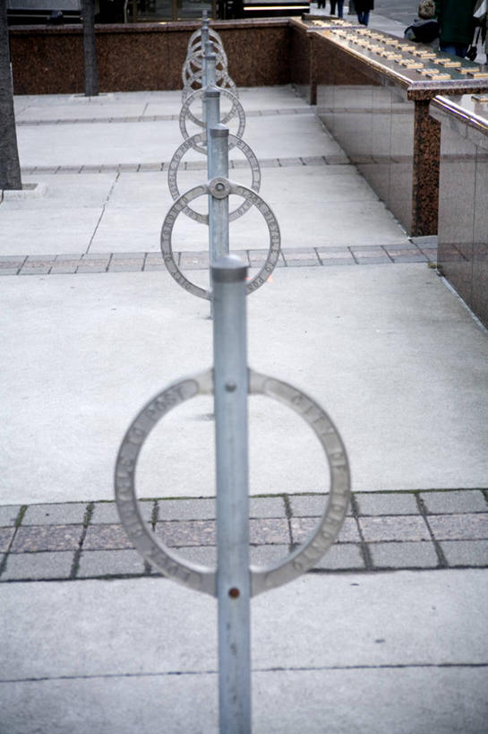 无人,竖图,俯视,室外,白天,加拿大,阴影,装饰,光线,瓷砖,地砖,影子,墙,地面,墙壁,墙面,阳光,华丽,修饰,点缀,北美,北美洲,美洲,北亚美利加洲,亚美利加洲,衬托,美观,雅致,雅观,自行车架,彩图,高角度拍摄