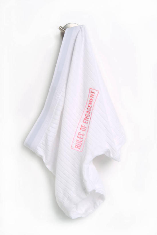 无人,竖图,室内,特写,白天,正面,静物,吊挂,悬挂,内衣,服装,挂,衣服,白色,一件,服饰,吊钩,衣着,穿着,亵服,衣饰,彩图