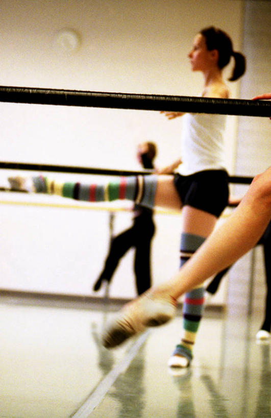 西方人,腿部,腿,三个人,健身房,站,竖图,室内,白天,侧面,锻炼,跳舞,运动,地板,欧洲,欧洲人,阴影,反光,光线,影子,地面,木地板,阳光,站着,练习,舞姿,舞蹈室,舞蹈房,练功房,体育,杆子,年轻女性,女人,女性,白种人,站立,半身,彩图,健身,舞蹈,健身馆