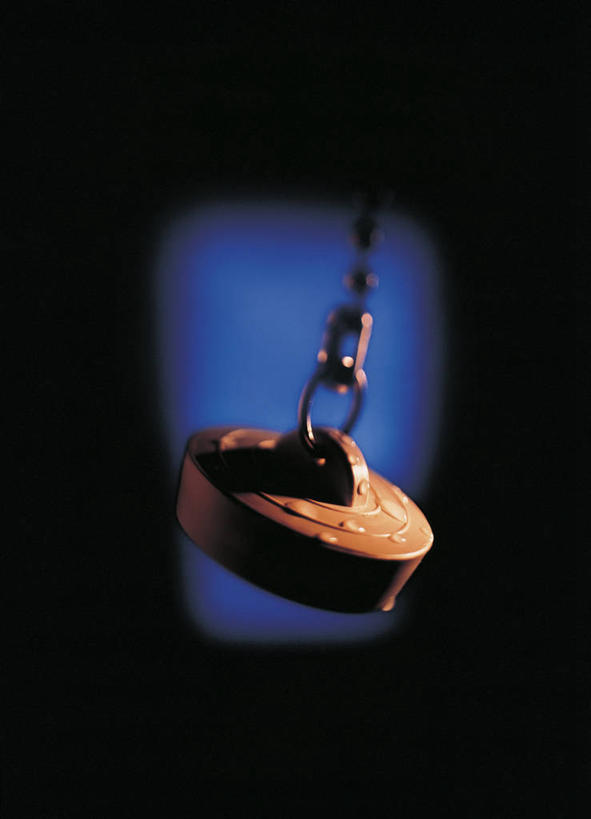 无人,竖图,室内,白天,正面,光晕,卫生间,浴室,金属制品,吊挂,悬挂,阴影,光线,金属,插头,电器,影子,灯光,插座,挂,一个,黄色,蓝色,链子,单个,家用电器,插线板,拖线板,电源转换器,排插,淋浴房,彩图,冲凉房,沐浴间,沐浴室