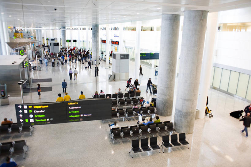 西方人,高楼大厦,机场,坐,走,横图,俯视,室内,白天,度假,美景,城市风光,城市,大厦,飞机场,建筑,摩天大楼,欧洲,欧洲人,一排,许多,乘客,游客,阴影,整齐,光线,影子,景观,走道,走廊,过道,灯光,很多,许多人,娱乐,建设,大厅,旅客,座位,排列,一群人,享受,休闲,景色,放松,候车厅,队列,候车室,搭客,坐位,白种人,航空站,空港,步行,走路,坐着,彩图,高角度拍摄,全身,大楼,高层建筑,高楼,摩天楼