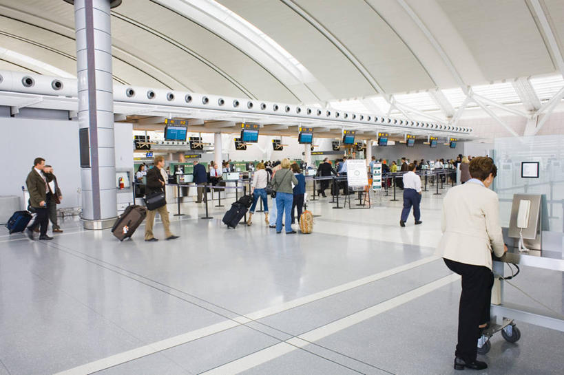 西方人,背,高楼大厦,机场,站,坐,走,横图,室外,白天,度假,美景,城市风光,城市,大厦,飞机场,建筑,摩天大楼,欧洲,欧洲人,乘客,游客,阴影,服装,光线,包,拉杆箱,旅行箱,影子,景观,走道,走廊,过道,灯光,许多人,旅行包,注视,娱乐,建设,大厅,旅客,背面,衣服,红色,背包,行李箱,箱子,背着,观察,看,站着,一群人,享受,休闲,景色,放松,服饰,观看,出差,候车厅,察看,衣着,穿着,关注,候车室,旅游包,背负,衣饰,搭客,白种人,航空站,空港,步行,站立,走路,坐着,彩图,全身,旅行,大楼,高层建筑,高楼,摩天楼,双肩包