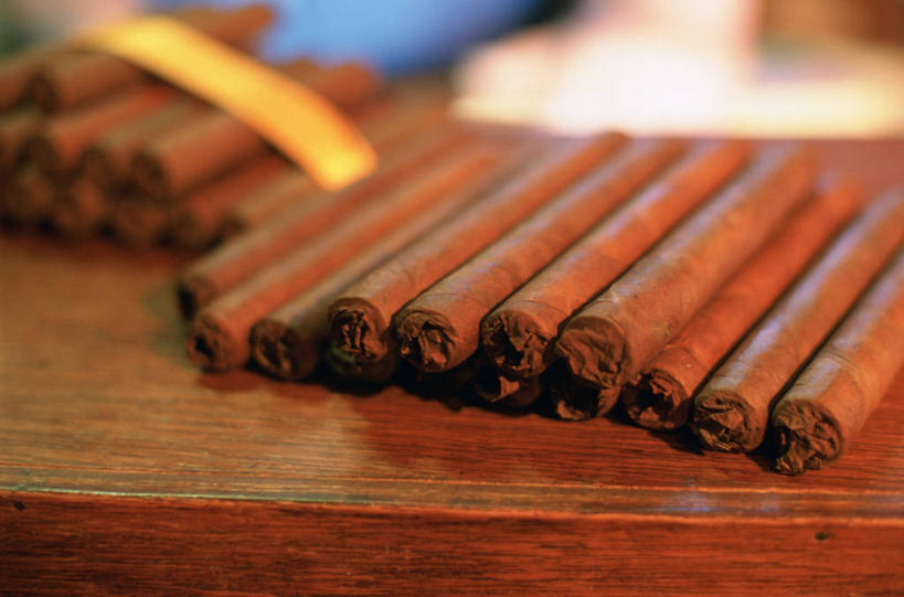 无人,工厂,横图,俯视,室内,特写,白天,桌子,香烟,一排,许多,阴影,朦胧,模糊,整齐,反射,影子,办公桌,很多,排列,雪茄,烟,生产,队列,卷烟,烟草,纸烟,彩图,高角度拍摄,工地,制造厂