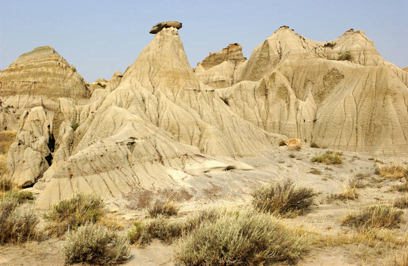 无人,公园,横图,室外,白天,仰视,旅游,度假,草地,草坪,石头,美景,植物,加拿大,阴影,粗糙,光线,石子,影子,景观,悬崖,娱乐,草,蓝色,绿色,蓝天,天空,阳光,自然,天,享受,休闲,陡峭,景色,放松,高低,凹凸,毛糙,北美,北美洲,自然风光,美洲,阿尔伯塔省,阿尔伯塔,北亚美利加洲,亚美利加洲,绝壁,艾伯塔,艾伯塔省,笔陡,峻峭,亚伯达,省立恐龙公园,石块,岩石,彩图,低角度拍摄,阿尔伯塔省恐龙公园,阿省,艾省,亚伯达省,亚省,粗拙