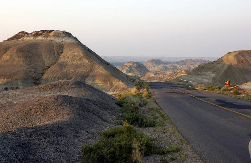 无人,公园,横图,室外,白天,正面,旅游,度假,草地,草坪,石头,美景,山,山脉,植物,道路,路,公路,加拿大,阴影,粗糙,光线,石子,影子,景观,泥土,山峰,土壤,悬崖,交通,山峦,娱乐,草,蓝色,绿色,蓝天,天空,阳光,自然,群山,天,享受,休闲,陡峭,景色,放松,高低,凹凸,毛糙,北美,北美洲,自然风光,美洲,阿尔伯塔省,阿尔伯塔,北亚美利加洲,亚美利加洲,绝壁,艾伯塔,艾伯塔省,笔陡,峻峭,亚伯达,省立恐龙公园,石块,岩石,马路,彩图,阿尔伯塔省恐龙公园,阿省,艾省,亚伯达省,亚省,粗拙