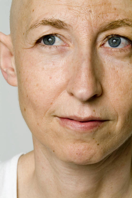 西方人,脸,头,眼睛,脸颊,眉毛,睫毛,一个人,笑,微笑,竖图,室内,特写,白天,白色背景,正面,欧洲,欧洲人,瞳孔,仅一个女性,仅一个人,阴影,反射,影子,斑点,注视,观察,看,仅一个中年女性,眼部,摄影,影棚,观看,察看,雀斑,关注,癌症,雀瘢,白血病,血癌,女人,女性,中年女性,白种人,头部,睫,脸部,脸蛋,眉,面部,眼,眼睫毛,眼眉,半身,彩图,影棚拍摄,拍摄,眼眉毛