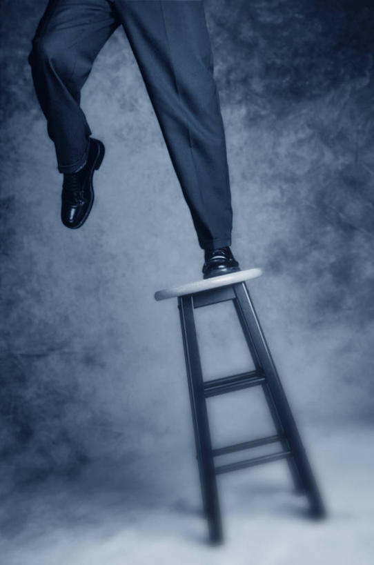 西方人,腿部,腿,一个人,商务人士,商务男性,站,攀登,竖图,黑白,室内,白天,正面,鞋,衬衫,鞋子,欧洲,欧洲人,仅一个男性,仅一个人,阴影,套装,反射,梯子,影子,阶梯,木梯,墙,皮革,斑驳,墙壁,墙面,仅一个年轻男性,一个,黑色,站着,爬,上升,西裤,商务装,工薪阶层,登高,男人,男性,年轻男性,白种人,白领,上班族,攀爬,站立,半身,衬衣,皮鞋