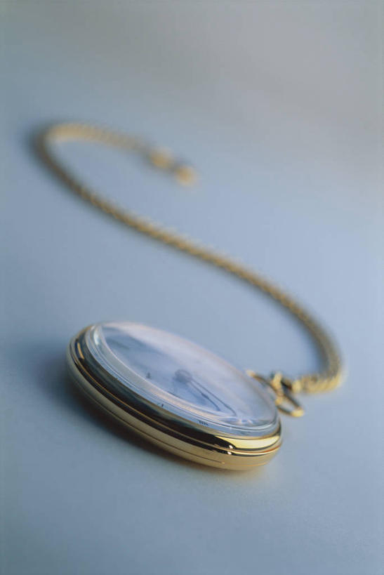 无人,竖图,俯视,室内,特写,白天,复古,桌面,静物,一块,阴影,时间,反射,时钟,影子,金黄,计时,怀表,白色,钟表,表,精致,挂表,链条,优美,精美,精彩,精巧,钟,彩图,高角度拍摄