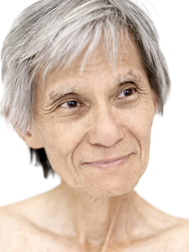 西方人,脸,头,脸颊,脖子,皱纹,头发,一个人,竖图,室内,特写,白天,白色背景,正面,欧洲,欧洲人,仅一个男性,仅一个人,阴影,反射,影子,扭头,注视,裸露,肩膀,观察,看,转头,仅一个老年男性,摄影,影棚,观看,灰白,察看,关注,裸,瘦弱,衰弱,消瘦,苍老,衰老,朽迈,老年男性,男人,男性,白种人,头部,脖,颈,颈部,脸部,脸蛋,面部,半身,彩图,影棚拍摄,拍摄