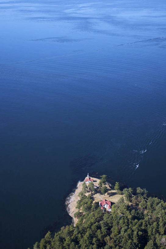 无人,竖图,俯视,航拍,室外,白天,旅游,度假,岛屿,海浪,海洋,美景,植物,道路,华盛顿,美国,阴影,光线,信息,影子,岛,景观,浪花,云,云朵,灯塔,交通,云彩,方向,娱乐,树,树木,蓝色,绿色,白云,蓝天,天空,阳光,自然,海水,天,享受,休闲,景色,放松,生长,晴朗,成长,引导,指引,北美,北美洲,鸟瞰,自然风光,美洲,海景,华盛顿州,常绿之州,常青州,北亚美利加洲,亚美利加洲,航标,大海,风浪,海,海水的波动,近岸浪,列岛,群岛,涌浪,诸岛,晴空,彩图,高角度拍摄,圣胡安县,导航