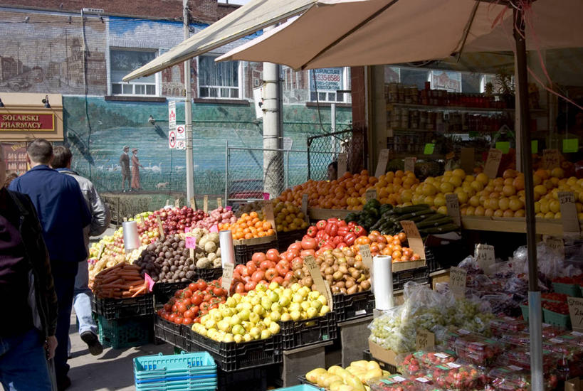 西方人,两个人,走,横图,室外,白天,水果,欧洲,欧洲人,一堆,阴影,堆叠,堆积,服装,丰富,新鲜,光线,伞,影子,雨伞,遮阳伞,生食,食品,果实,市场,丰盛,休闲装,阳伞,摊贩,食物,背面,衣服,阳光,休闲,休闲服,服饰,有机食品,绿色食品,堆,挑选,选择,丰硕,丰厚,富厚,厚实,男人,男性,中年男性,白种人,步行,散步,走路,彩图,全身