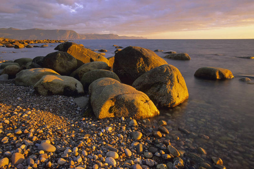 无人,公园,横图,俯视,室外,白天,旅游,度假,石头,美景,日落,山,山脉,加拿大,一堆,阴影,堆叠,堆积,光线,石子,影子,景观,山峰,水平线,晚霞,霞光,云,云朵,落日,辽阔,海平线,山峦,云彩,娱乐,蓝色,白云,蓝天,天空,阳光,自然,黄昏,群山,天,享受,休闲,广阔,景色,彩霞,放松,晴朗,堆,一望无际,风化,北美,北美洲,国家公园,自然风光,美洲,北亚美利加洲,亚美利加洲,格罗斯莫讷国家公园,纽芬兰,纽芬兰省,无边无际,一马平川,夕照,风蚀,石化,风蚀地貌,岩石层,石块,岩石,晴空,夕阳,彩图,高角度拍摄,水天相接,水天一线,斜阳