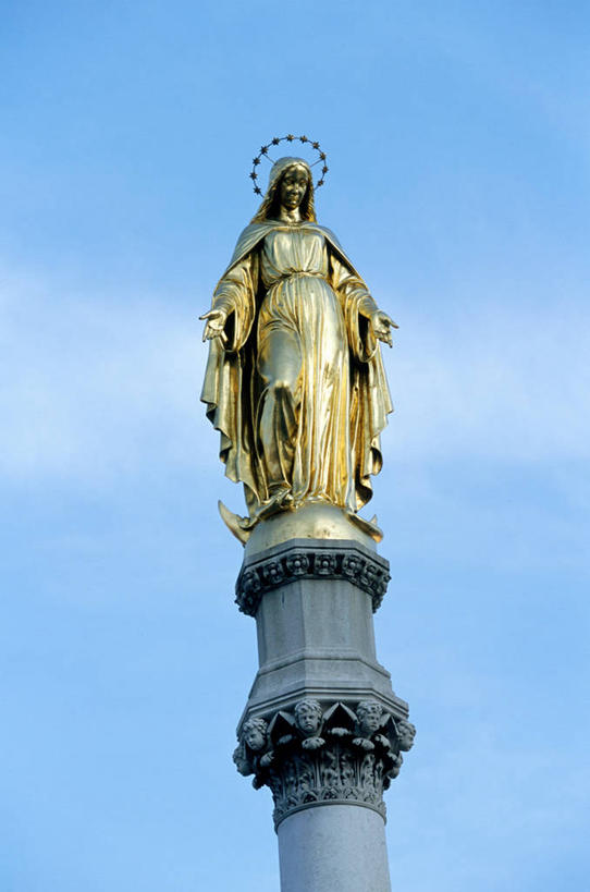 无人,站,竖图,室外,白天,仰视,石头,雕塑,圣母玛利亚,阴影,节日,艺术,装饰,光线,雕刻,雕像,石子,影子,柱子,注视,文化,蓝色,蓝天,天空,阳光,工艺品,天,低头,观察,看,祈祷,双手摊开,站着,健康,无奈,许愿,宗教,信仰,观看,纪念,遗憾,烦恼,祈求,美术,察看,关注,主题,陈列,可惜,无计可施,功能,美学,惋惜,怜惜,无语,平安,石块,岩石,站立,彩图,低角度拍摄,全身