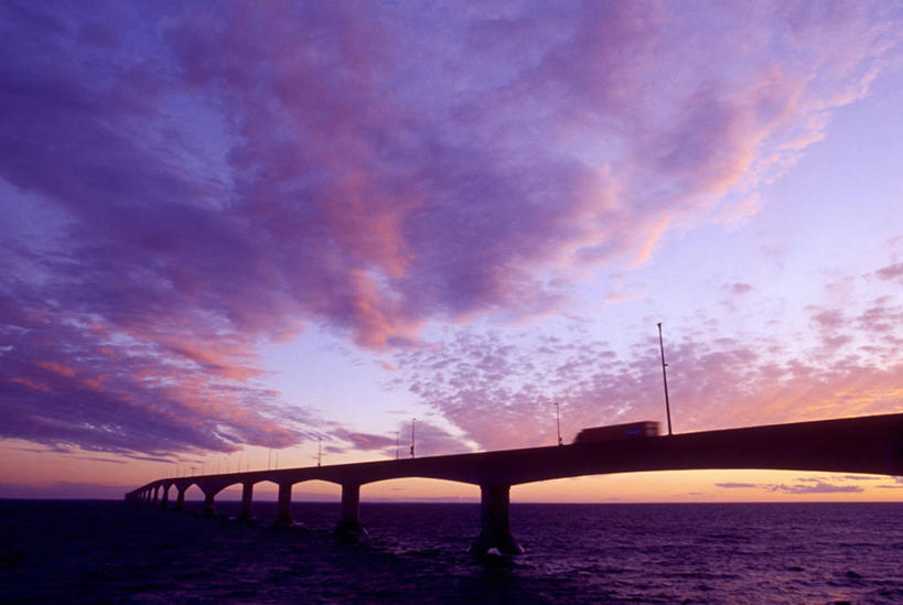 无人,横图,室外,白天,正面,旅游,度假,河流,美景,日落,水,大桥,立交桥,桥梁,加拿大,阴影,波纹,光线,影子,河水,景观,水流,水平线,晚霞,霞光,云,云朵,落日,高架,斜拉桥,桥,辽阔,海平线,云彩,娱乐,蓝色,白云,蓝天,水纹,天空,阳光,自然,黄昏,波浪,天,享受,休闲,广阔,景色,彩霞,放松,晴朗,一望无际,北美,北美洲,自然风光,美洲,北亚美利加洲,亚美利加洲,爱德华王子岛,新不伦瑞克,新不伦瑞克省,无边无际,一马平川,夕照,联邦大桥,晴空,夕阳,彩图,水天相接,水天一线,斜阳