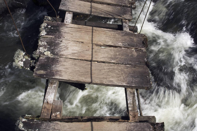 无人,横图,俯视,室外,特写,白天,旅游,度假,河流,美景,水,厄瓜多尔,一排,阴影,整齐,湍急,光线,木制,影子,河水,景观,水流,桥,破坏,娱乐,破损,排列,阳光,自然,木制品,享受,休闲,景色,南美,放松,吊桥,人行桥,悬索桥,损坏,南美洲,拉丁美洲,队列,自然风光,美洲,吊杆,亚美利加洲,南亚美利加洲,厄瓜多尔共和国,锚锭,悬索,彩图,高角度拍摄,因巴布拉,因巴布拉省