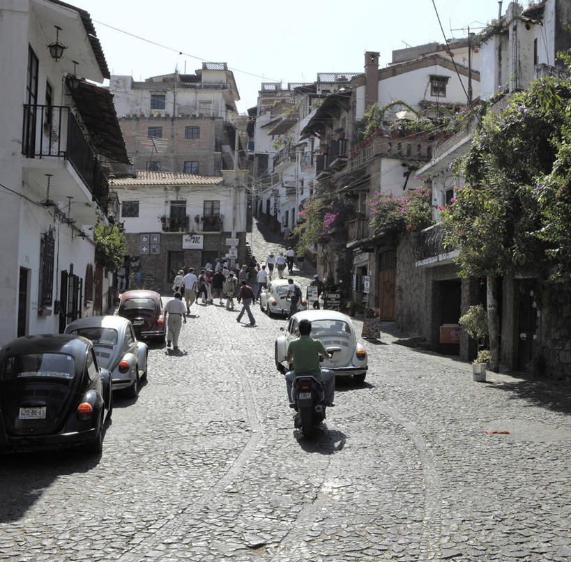 西方人,家,坐,走,横图,室外,白天,度假,美景,城市风光,城市,道路,路,摩托车,汽车,叶子,墨西哥,欧洲,欧洲人,许多,阴影,光线,影子,房屋,屋子,景观,小路,绿叶,交通,许多人,娱乐,楼房,住宅,车,背面,蓝色,蓝天,天空,阳光,交通工具,轿车,天,藤蔓,驾驶,行驶,一群人,享受,休闲,嫩叶,景色,放松,操纵,控制,北美,北美洲,载具,美洲,操控,北亚美利加洲,亚美利加洲,把持,墨西哥合众国,仙人掌王国,格雷罗,格雷罗州,塔克斯科,男人,男性,年轻男性,年轻女性,女人,女性,白种人,叶,叶片,步行,散步,走路,坐着,彩图,全身,房子