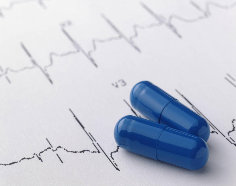 无人,横图,俯视,室内,特写,白天,安全,静物,阴影,光线,科学,医学,线条,心电图,药剂,影子,防护,两颗,胶囊,蓝色,药品,治疗,保护,药物,医疗,科学技术,保险,预防,平安,彩图,高角度拍摄